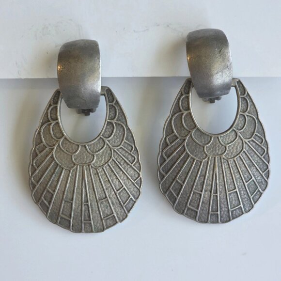 Vtg Donna Dressler Silver Repousse Dangle Earrings Art Deco Clip On Fan Shell - Picture 1 of 5